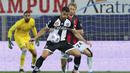 Striker Parma, Graziano Pelle (tengah) menguasai bola dibayangi bek AC Milan, Simon Kjaer dalam laga lanjutan Liga Italia 2020/2021 pekan ke-30 di Ennio-Tardini Stadium, Parma, Sabtu (10/4/2021). Parma kalah 1-3 dari AC Milan. (LaPresse via AP/Spada)