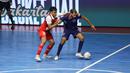 Pemain Timnas Futsal Indonesia, Romi Humandri menjaga ketat pemain Belanda pada laga lanjutan Four Nations Cup 2025 yang bergulir di Hall Basket Senayan, Jakarta, pada Sabtu (20/9/2025).