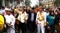 Karnaval Asia Afrika di kawasan Jalan Asia Afrika, Kota Bandung, Jawa Barat, berlangsung meriah dengan digelarnya parade budaya. (Liputan6.com/Huyogo Simbolon)