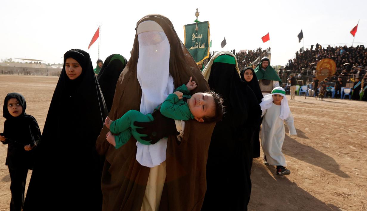 Aktor menggunakan pakaian prajurit kuno melakukan reka ulang adegan Pertempuran Karbala di Sadr City, Baghdad, Irak (12/10). Reka ulang pertempuran tersebut dalam rangka memperingati Hari Asyura yang jatuh pada 10 Muharram. (REUTERS/Ahmed Saad)