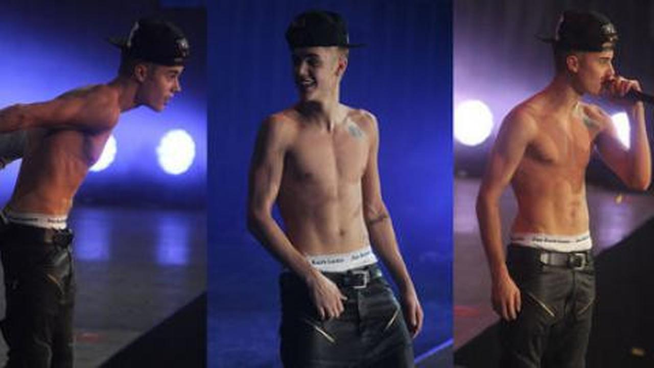 [Foto]  Topless di panggung, Justin Bieber bikin fans wanita histeris