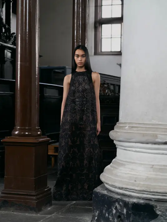 Sapto menekankan bahwa koleksi ini bukan soal menciptakan ulang, tapi soal evolusi gaya. Sebuah cara untuk menunjukkan bahwa mode selalu tumbuh, membawa memori dan tradisi, lalu diterjemahkan dengan teknik modern. [Dok/Sapto Djojokartiko].