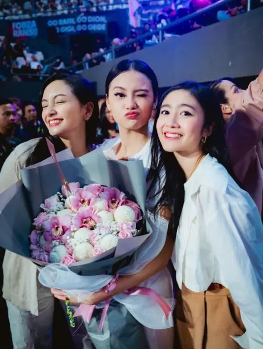 Febby Rastanty bersama Valerie Tifanka turut hadir mengenakan pakaian serba putih untuk mendukung Gege Elisa. [Foto: Instagram/armanfebryan].