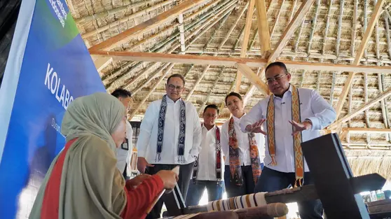 Menolak Menyerah pada Bencana, Perajin Desa Sade Mulai Menenun Lagi