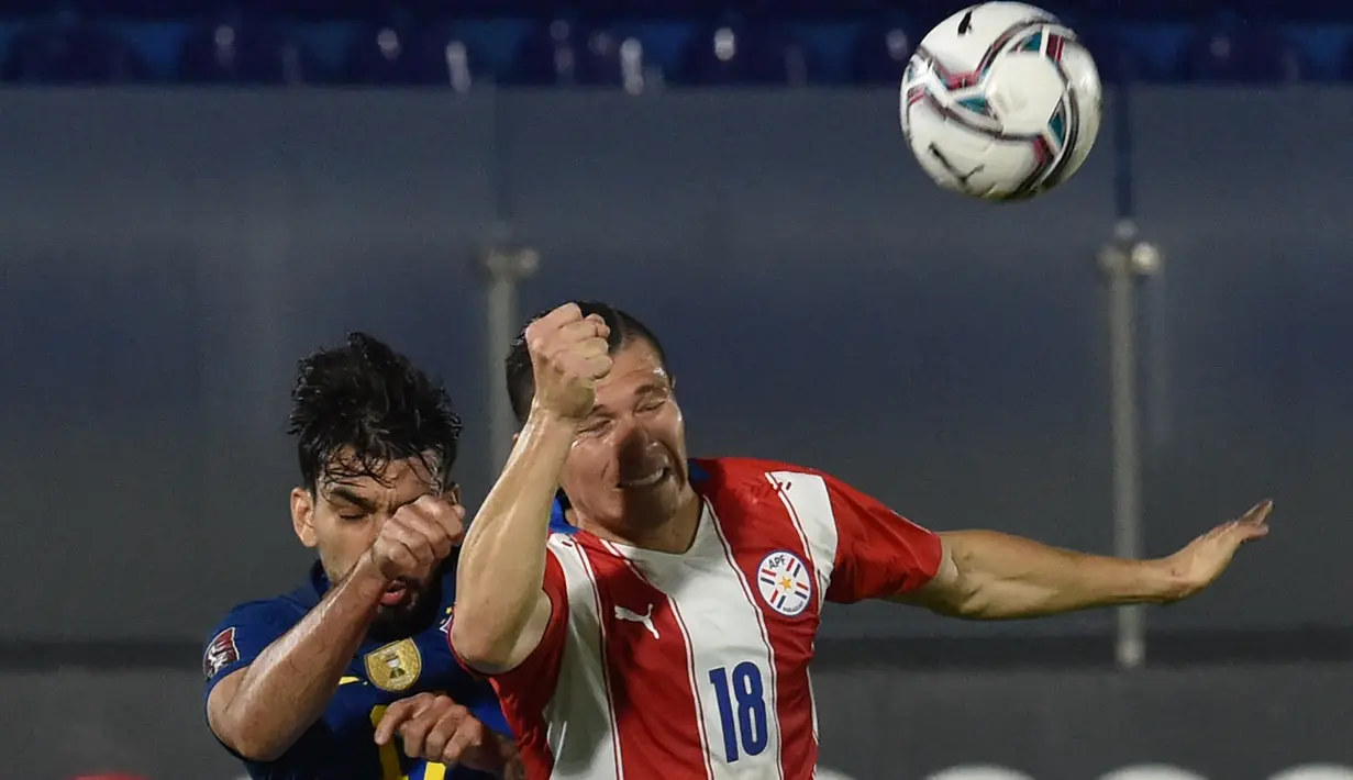 Gelandang timnas Brasil, Lucas Paqueta dan penyerang Paraguay, Braian Samudio berebut bola dalam lanjutan Kualifikasi Piala Dunia 2022 zona Amerika Selatan di stadion Defensores del Chaco, Kamis (9/6/2021) pagi WIB. Brasil meraih kemenangan dengan skor 2-0. (NORBERTO DUARTE/AFP)