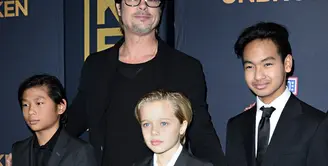 Sebagai seorang ayah merupakan hal yang wajar jika Brad Pitt merindukan keenam buah hatinya. Setelah mendapat gugatan cerai dari Angelina Jolie, kehidupan Pitt memang cukup tidak tenang. (AFP/Bintang.com)
