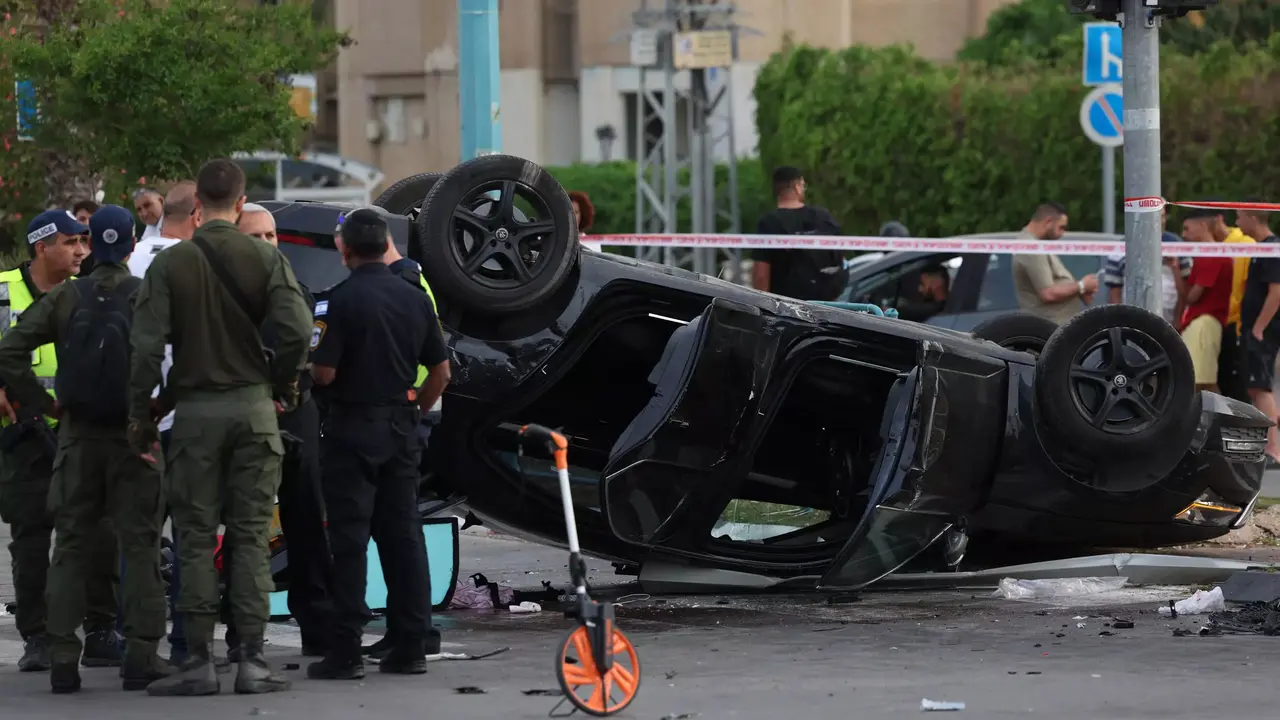 Polisi di lokasi kecelakaan mobil Menteri Keamanan Nasional Israel Itamar Ben-Gvir. (Ahmad Gharabli/ AFP)