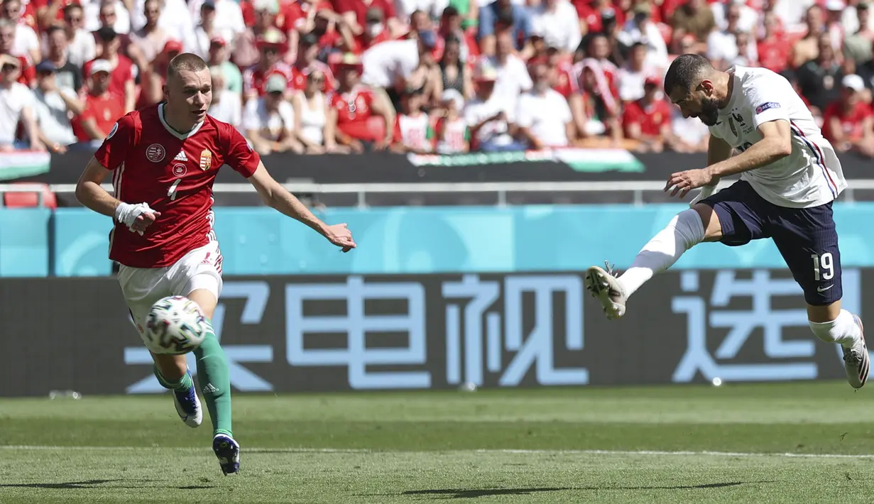 Prancis sangat dominan pada awal babak pertama. Les Bleus telah mencatat tiga kali tembakan dengan satu shot on target terhitung dari 24 menit babak pertama. Pada menit ke-34 Karim Benzema juga ikut melakukan percobaan, sayang tendangannya masih melebar ke kanan gawang. (Foto: AP/Pool/Alex Pantling)
