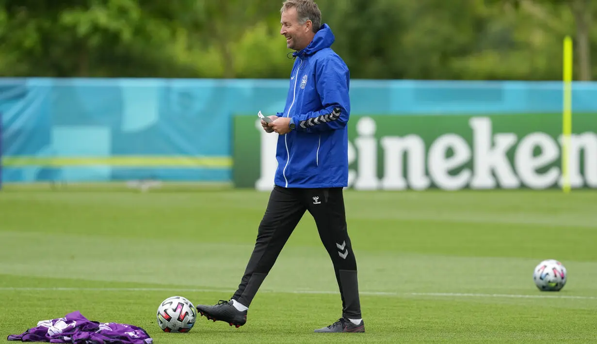 Pelatih Denmark, Kasper Hjulmand tersenyum selama sesi latihan tim di tempat latihan Tottenham Hotspur di London, Selasa (6/7/2021). Denmark akan bertanding melawan Inggris pada babak semifinal Euro 2020 di Stadion Wembley, Inggris. (AP Photo/Thanassis Stavrakis)
