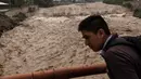 Arus sungai Huaycoloro saat banjir melanda kota Lima, Peru, Kamis (16/3). Cuaca buruk akibat El Nino menjadi penyebab bencana yang melanda Peru. (AP Photo / Rodrigo Abd)