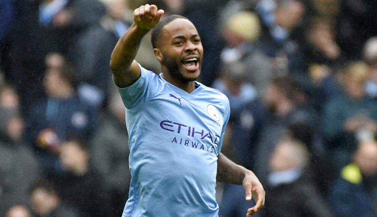 Penyerang Manchester City, Raheem Sterling, merayakan gol yang dicetak gawang Aston Villa pada laga Premier League 2019 di Stadion Etihad, Sabtu (26/10). Manchester City menang 3-0 atas Aston Villa. (AP/Rui Vieira)