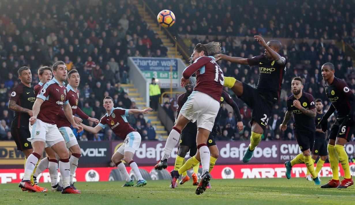 Duel antara pemain Manchester City dan Burnley dalam laga Premier League di Stadion Turf Moor, Sabtu (26/11/2016). (Action Images via Reuters/Carl Recine)