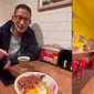 Sandiaga Uno jajal warkop viral di New York yang sedia menu ala Indonesia. (Sumber: Instagram/sandiuno)