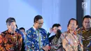 Gubernur DKI Jakarta Anies Baswedan (kedua kiri) menyalami Utusan Khusus PM Jepang, Toshihiro Nikai saat pembukaan perayaan 60 tahun hubungan diplomatik Indonesia-Jepang di area Museum Fatahillah, Jakarta, Jumat (19/1). (Liputan6.com/Helmi Fithriansyah)