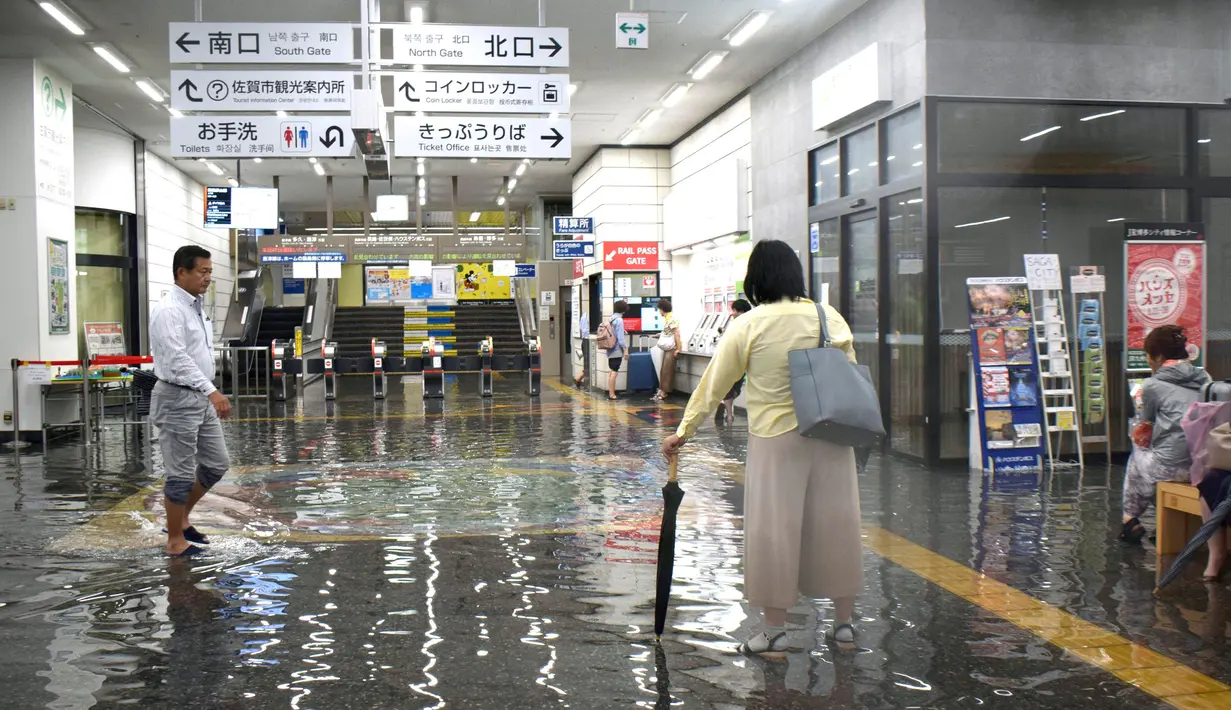 Banjir merendam stasiun kereta api di Saga, Jepang, Rabu (28/8/2019). Agensi Meteorologi Jepang (JMA) telah mengeluarkan peringatan level tertinggi akan kemungkinan terjadinya bencana alam cukup signifikan. (Kyodo News via AP)