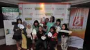 Aksi para Cinemaholic jelang menyaksikan film Doraemon di Blitz Megaplex, Jakarta (13/12/2014). (Liputan6.com/Helmi Fithriansyah)
