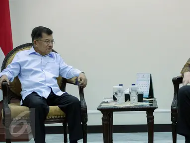 Wapres Jusuf Kalla menerima kunjungan perwakilan Bill and Melinda Gates Foundation di kantor Wapres, Jakarta, Senin (26/10). Pertemuan itu membahas perbaikan 550 perpustakaan yang tersebar di 451 desa di Indonesia. (Liputan6.com/Faizal Fanani)