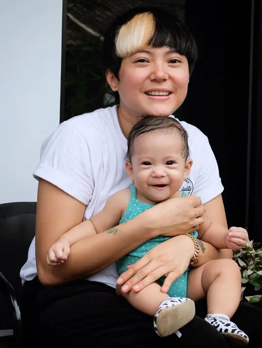 "Itu (stroller yang dipilih) oke banget, tadi beratnya pun cuma 5 kg, dan yang jelas papanya happy karena kan nggak bawa-bawa (beban berat), kan yang bawa baby aku, papanya bawa stroller," jelas Poppy Sovia.  (Instagram/popsovia)