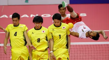 Pemain takraw Jepang, Toshitaka Naido, Hirokazu Kobayashi, dan Yuki Sato menahan tendangan Saiful Rijal (kanan) saat menghadapi Indonesia di final Asian Games 2018 di Palembang, Sabtu (1/9). Indonesia menang 2-1. (AP Photo/Vincent Thian)