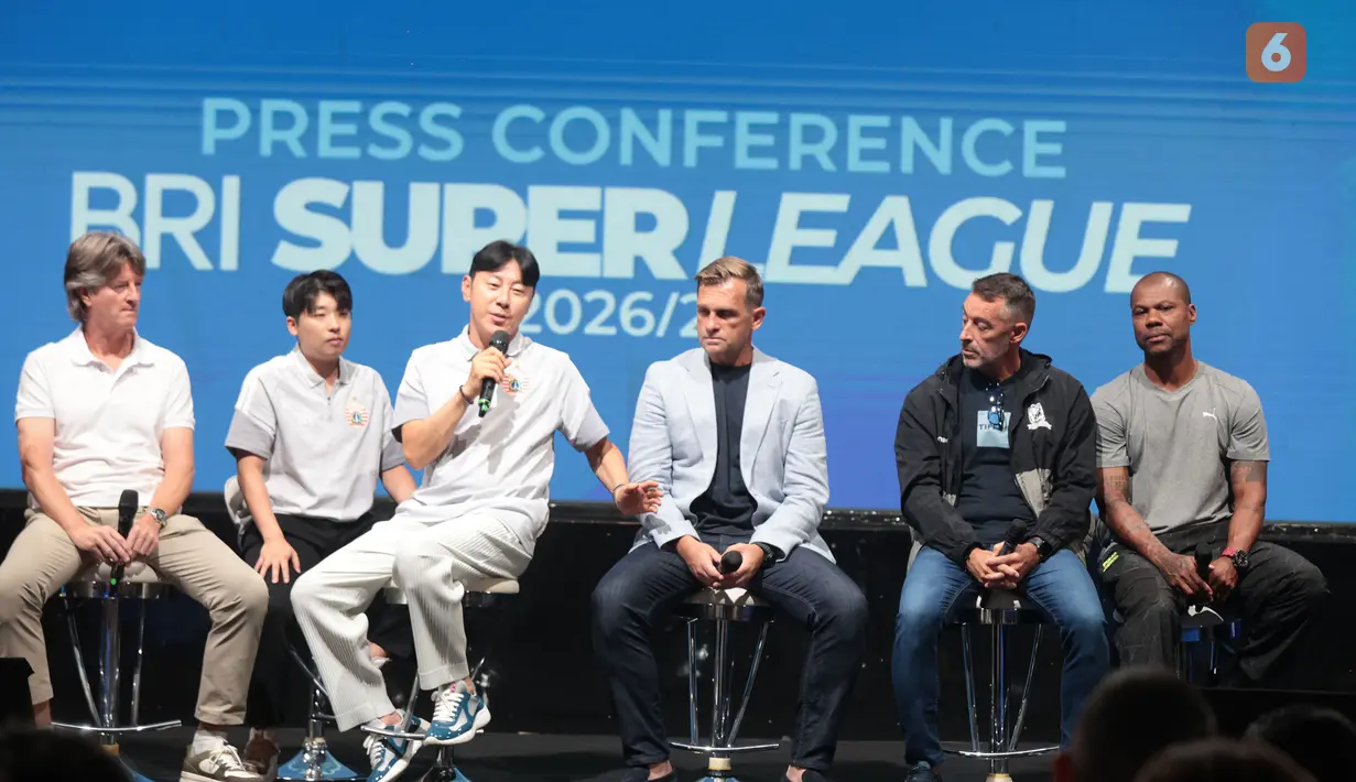 Para pelatih, Shin Tae-yong, Igor Tolić, José Gomes, dan Pieter Huistra menghadiri jumpa pers dalam peluncuran BRI Super League 2026/2027 di SCTV Tower, Jakarta, Selasa (1/9/2026). (KLY/Budy Santoso)