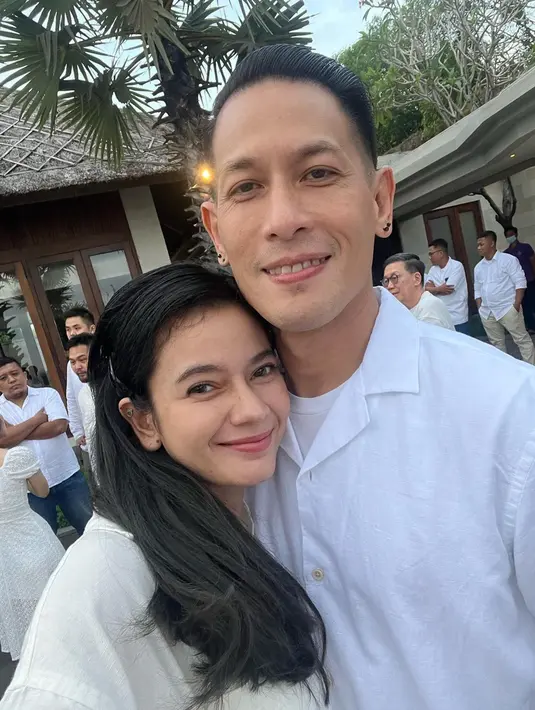 Perbedaan usia yang jauh tampaknya tak bikin Chef Juna dan kekasihnya ini ragu untuk melangkah ke jenjang yang lebih serius. Dikabarkan sudah sama-sama serius, banyak yang berharap hubungan mereka bakal berlanjut ke pelaminan. (Liputan6.com/IG/@ncit90)