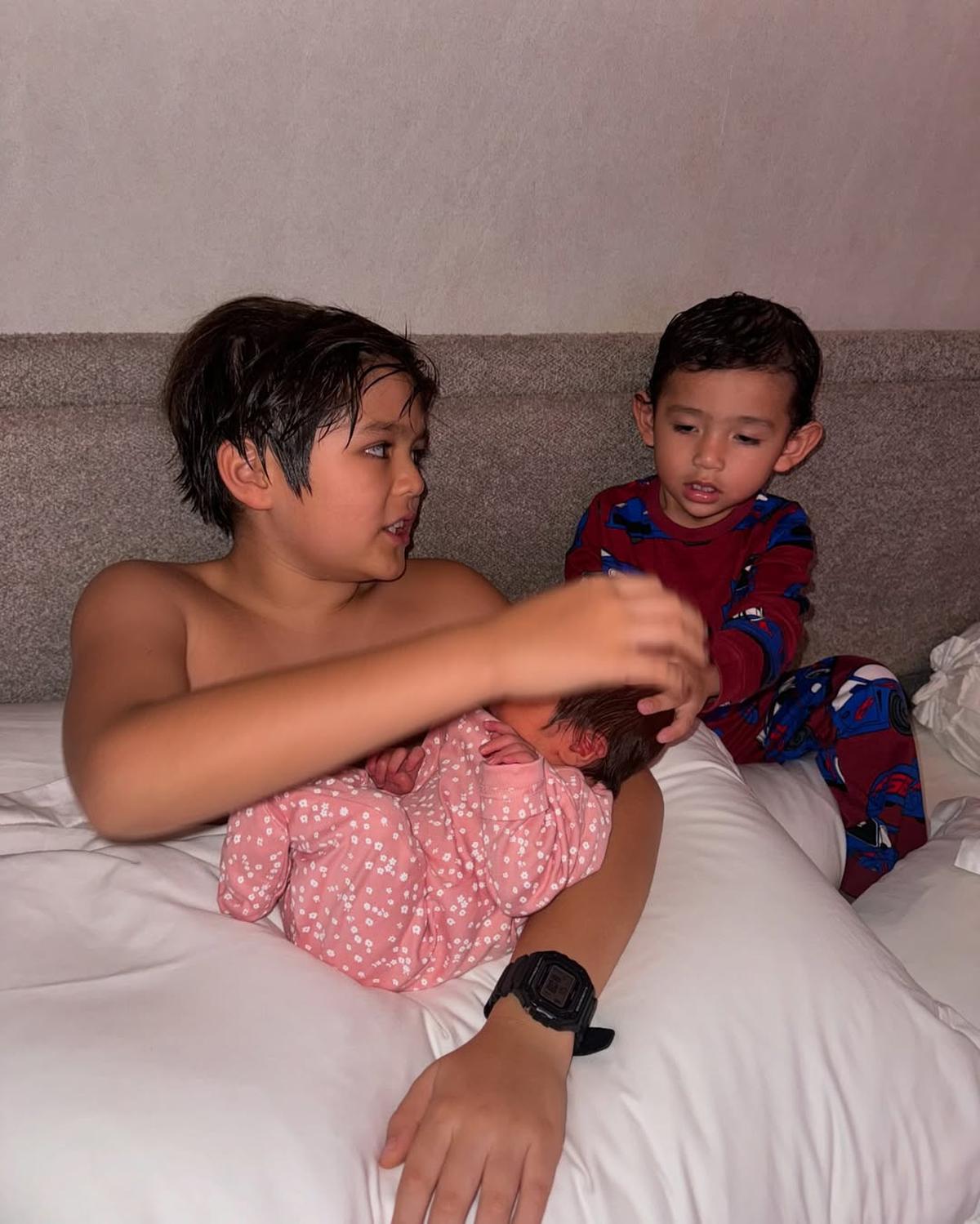 Sudah Punya 2 Adik, Ini 7 Momen Hangat El Barack Anak Jessica Iskandar Sebagai Kakak