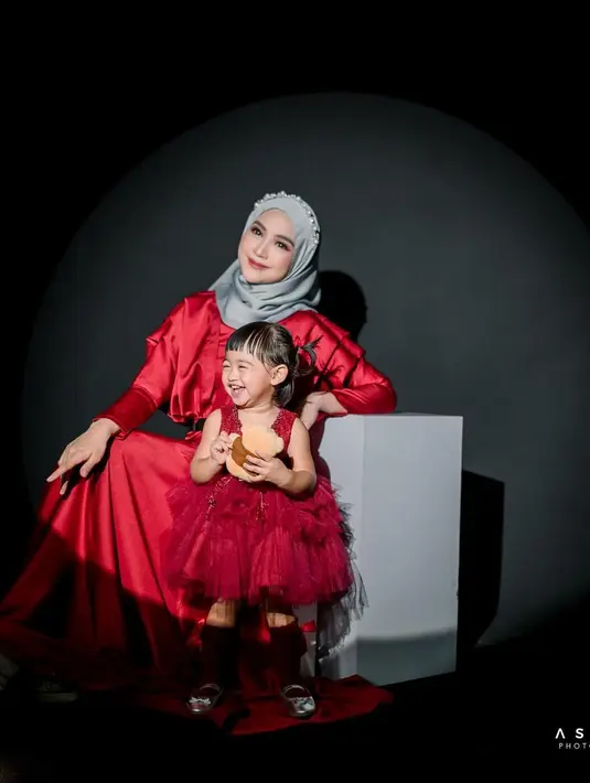 Photoshoot yang manis dari Ria Ricis dan Moana. Keduanya tampil cantik mengenakan dress serba merah, Ricis memadukan penampilannya dengan hijab abu-abu yang serasi. [Foto: Instagram/riaricis1795]