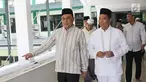 Wakil Ketua Umum Dewan Masjid Indonesia (DMI), Komjen Syafruddin (kiri) usai salat Jumat di Masjid Raya Al Ittihad, Jakarta, Jumat (13/4). Syafruddin melaksanakan salat Jumat di Masjid Raya Al Ittihad. (Liputan6.com/Herman Zakharia)