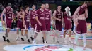 Para pemain Latvia bereaksi setelah kalah dari Jerman pada perempat final Piala Dunia Bola Basket di Manila, Filipina, Rabu, 6 September 2023. (AP Photo/Aaron Favila)