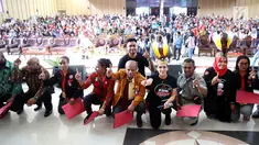 Ketua Nasional Tim Alpha Relawan Capres dan Cawapres Jokowi-Ma'ruf Amin, Rieke Diah Pitaloka foto bersama dengan elawan Tim Alpha Zona Papua di Gedung Eme Neme Yauware, Kota Timika, Jumat (26/10). (Liputan6.com/Pool/Arif)