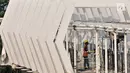 Pekerja menyelesaikan pembangunan Skybridge Stasiun LRT Velodrome-Halte Transjakarta Pemuda, Jakarta, Selasa (11/6/2019). Pengoperasian LRT Kelapa Gading-Velodrome kembali diundur karena belum selesainya pembangunan Skybridge LRT Velodrome-Halte Transjakarta Pemuda. (merdeka.com/Iqbal Nugroho)