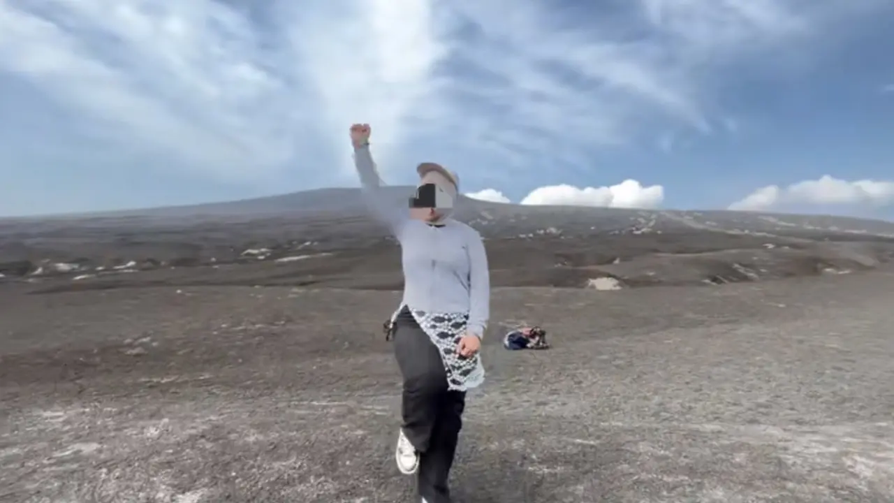 Viral Wisatawan Nekat Naik Gunung Anak Krakatau saat Status Waspada