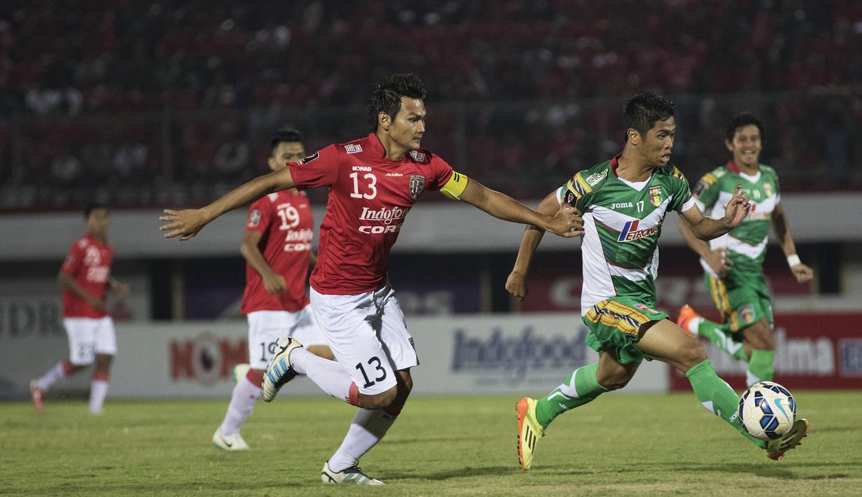 Pemain Mitra Kukar, Defri Rizki melewati hadangan pemain Bali United, Bobby Satria pada laga Piala Presiden di Stadion Dipta, Bali, Kamis (3/9/2015). Pertandingan berkahir imbang 2-2. (Bola.com/Vitalis Yogi Trisna)