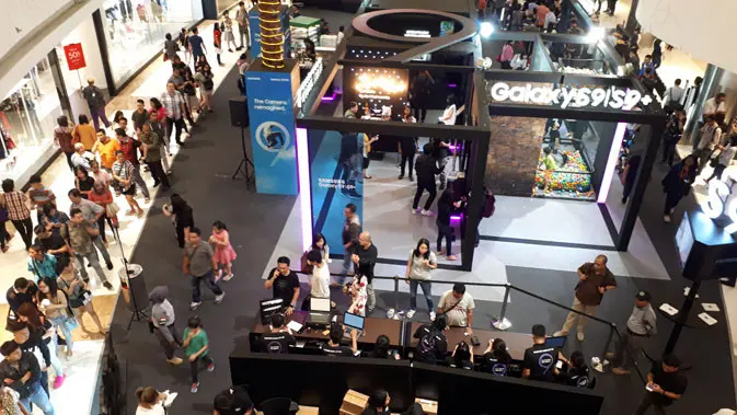 Suasana Penjualan Perdana Samsung Galaxy S9 dan Galaxy S9 Plus di Central Park Mall. Liputan6.com/ Agustiinus Mario Damar