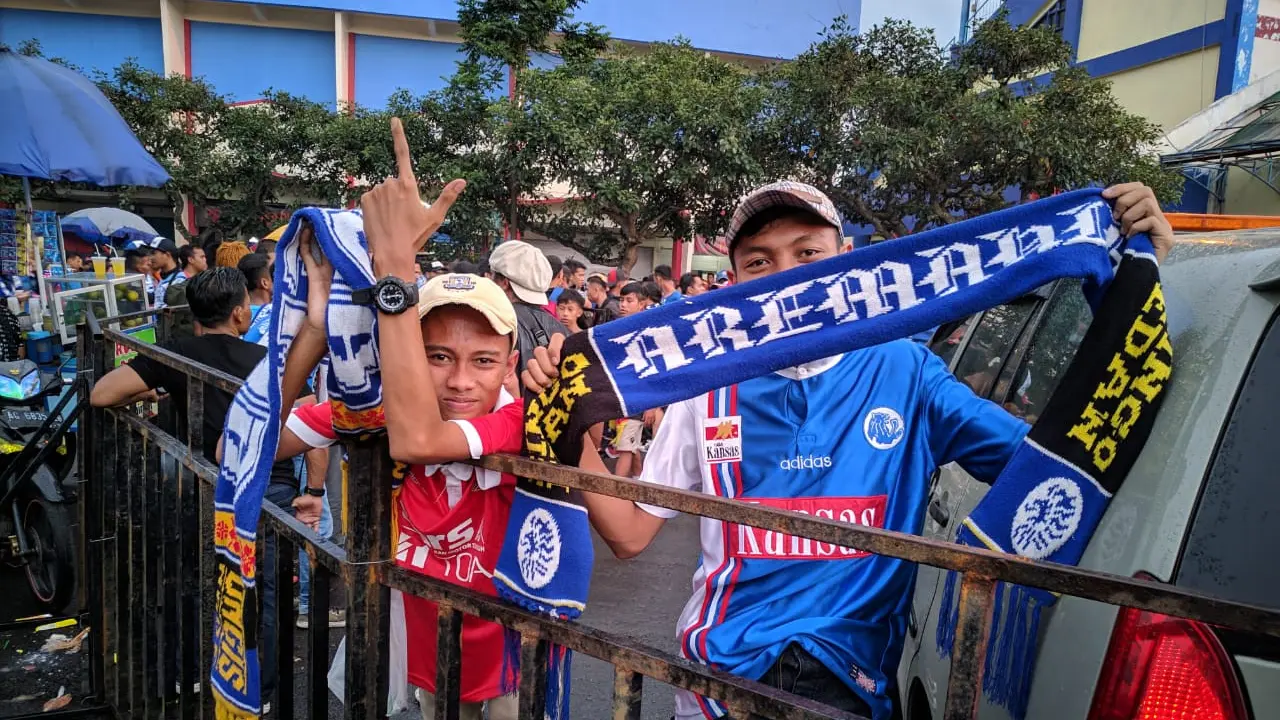 Pendukung Persija dan Arema FC di final leg kedua Piala Presiden, Jumat (9/4/2019).