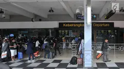 Antrean calon penumpang di pintu keberangkatan Bandara Halim Perdanakusuma, Jakarta, Senin (11/6). Untuk mengatasi lonjakan penumpang, 3 maskapai penerbangan di Bandara Halim menambahkan 12 slot penerbangan ekstra. (Liputan6.com/Iqbal S. Nugroho)