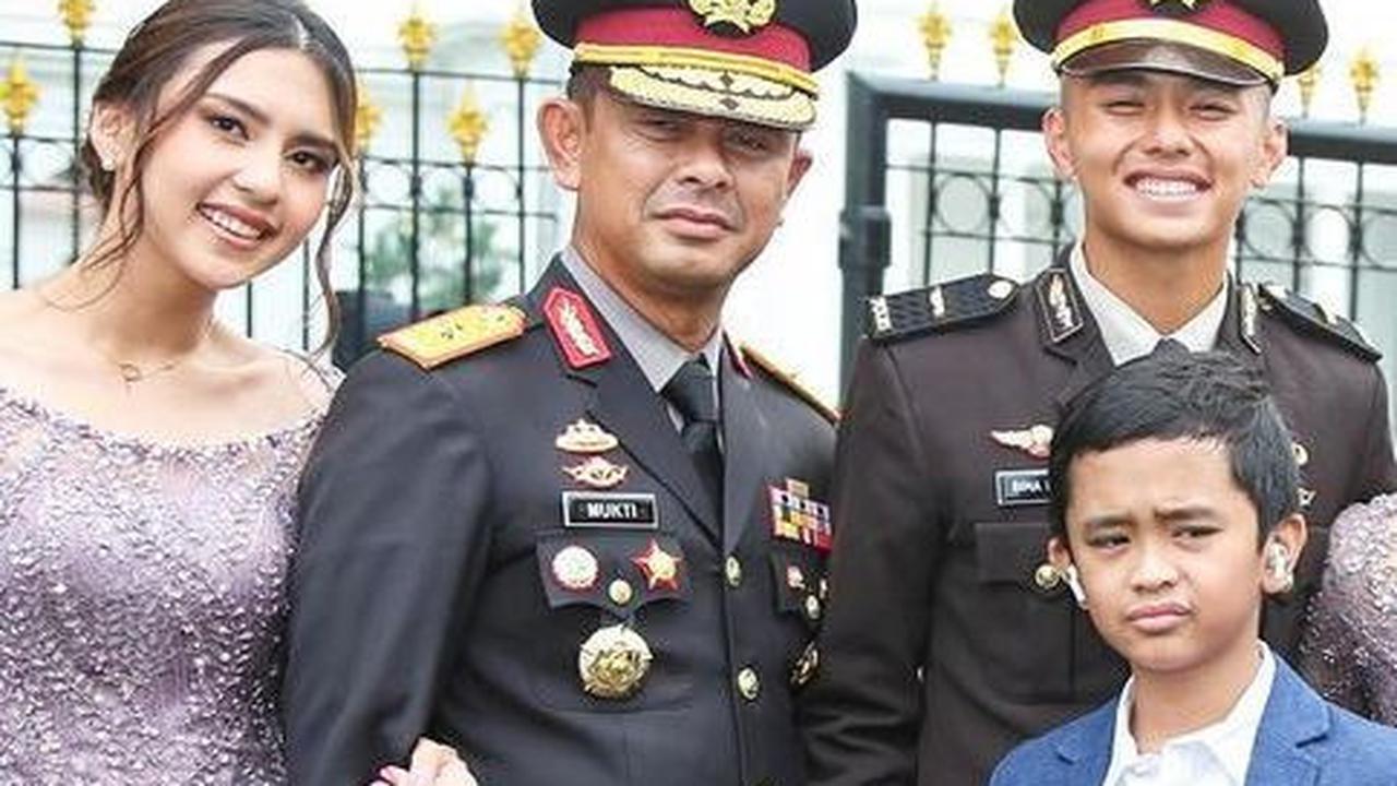 Gagahnya Ipda Bima Mukti Berseragam Foto Bareng Keluarga, Ayah Jenderal Polri,  Ibu &  Adiknya Cantik, Ada yang Taruna Akpol