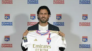 Pelatih kepala baru Lyon, Fabio Grosso, dari Italia berpose dengan jersey tim di akhir konferensi pers untuk mengumumkan kedatangannya, di Stadion Groupama di Decines, dekat Lyon, Prancis tengah, Senin, 18 September 2023. (AP Photo/Laurent Cipriani)