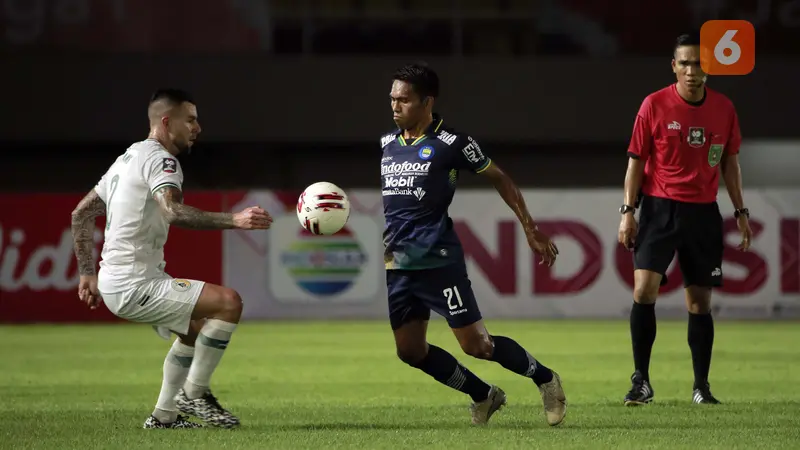 FOTO: PS Sleman Kontra Persib Bandung Masih Imbang 0-0 di babak Pertama - Frets Butuan; Aaron Michael Evans