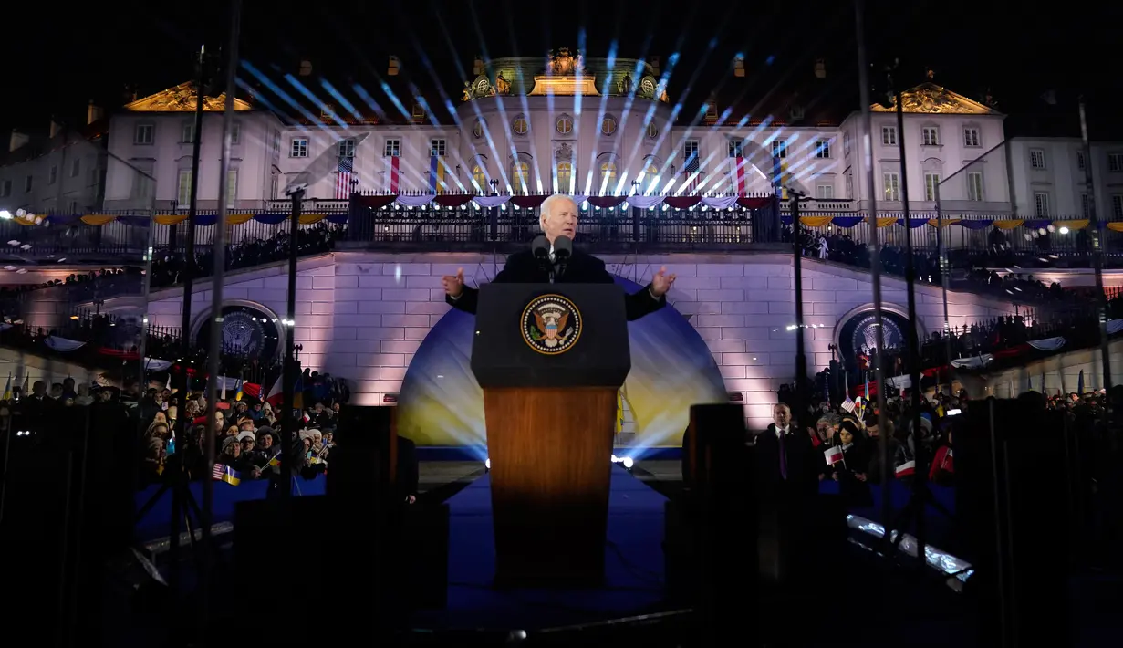 <p>Presiden Amerika Serikat Joe Biden menyampaikan pidato yang menandai peringatan satu tahun invasi Rusia ke Ukraina di Royal Castle Gardens, Warsawa, Polandia, 21 Februari 2023. Dengan kata-kata yang sangat tajam, Biden menuduh Putin melakukan kekejaman di Ukraina, termasuk mengebom fasilitas umum, dan mengatakan upayanya untuk menaklukkan negara yang berdaulat tidak akan berhasil. (AP Photo/ Evan Vucci)</p>