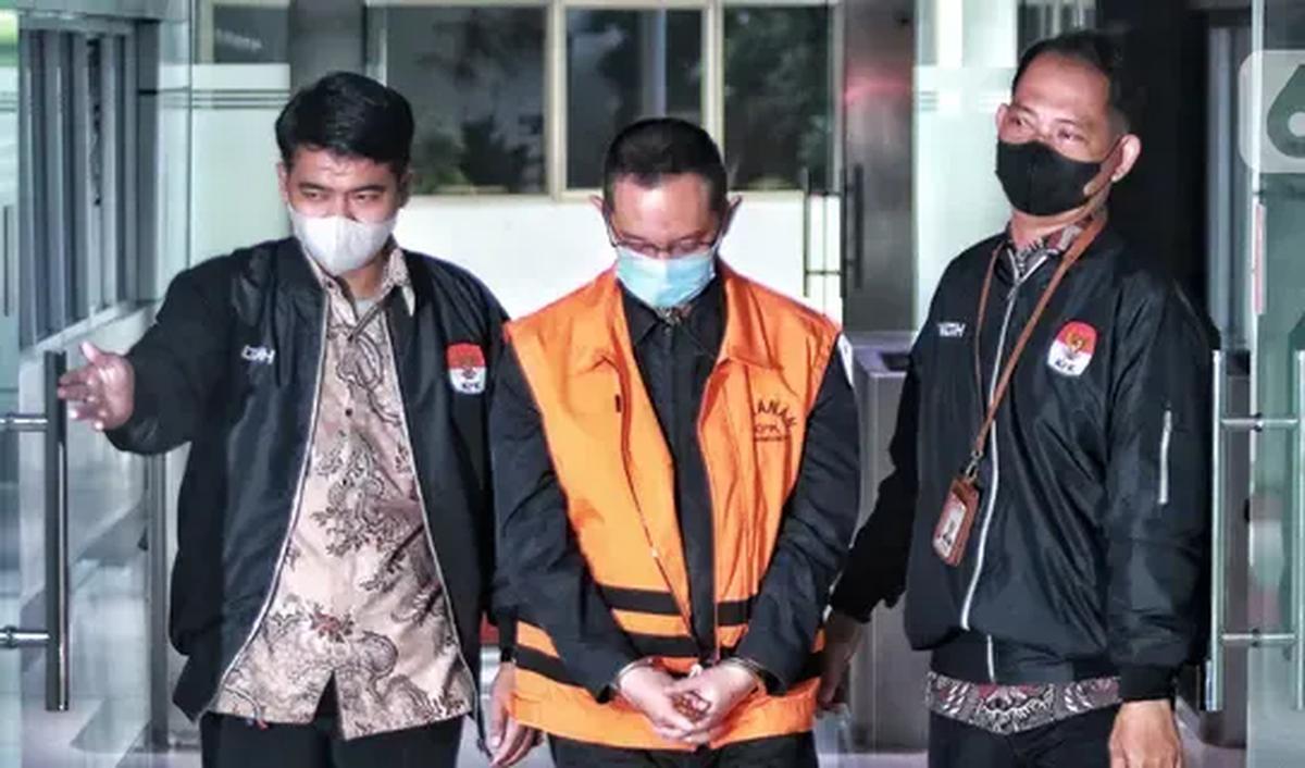 Nama Andhi ramai pertama kali karena gaya hidup mewahnya disorot warganet. Foto rumah mewahnya di kompleks Legenda Wisata Cibubur serta gaya hidup putrinya viral di media sosial.