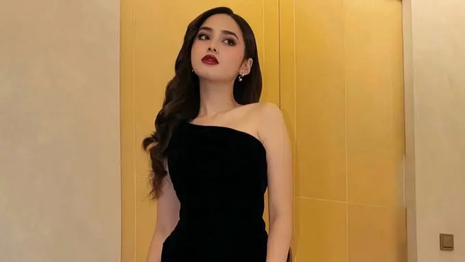 Modern Princess Vibes, Pesona Syifa Hadju Bersinar dalam Dua Siluet Gaun Hitam yang Anggun