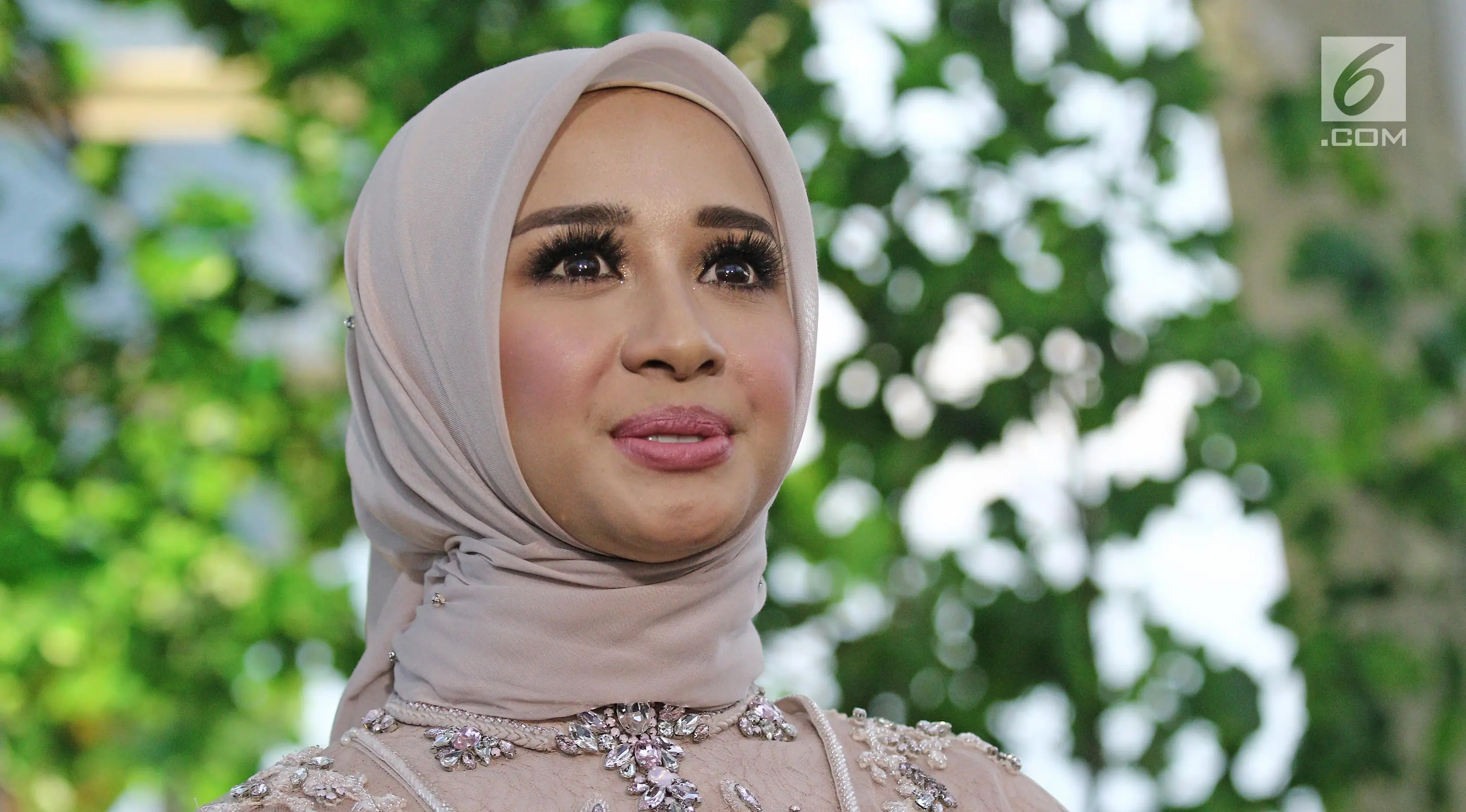 Laudya Cynthia Bella menemui awak media sebelum acara resepsi kedua pernikahannya di kawasan Dago, Bandung, Minggu (8/10). Dengan gaun indah dan makeup cantiknya, Bella tampak ramah menyapa awak media yang hadir. (Liputan6.com/Herman Zakharia)