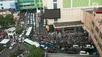 Sejumlah kendaraan terjebak macet di ruas Jalan KH Mas Mansyur, Tanah Abang, Jakarta, Kamis (15/6). Laju pertumbuhan kendaraan di Jakarta dianggap terlalu cepat sekitar 12 persen per tahun. (Liputan6.com/Gempur M Surya)