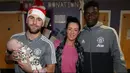 Pemain Manchester United, Luke Shaw (kiri) menggendong bayi saat berkunjung ke Rumah Sakit Anak untuk membagikan hadiah Natal di Manchester, (18/12/2017). (Bola.com/Dok.Manutd.com)