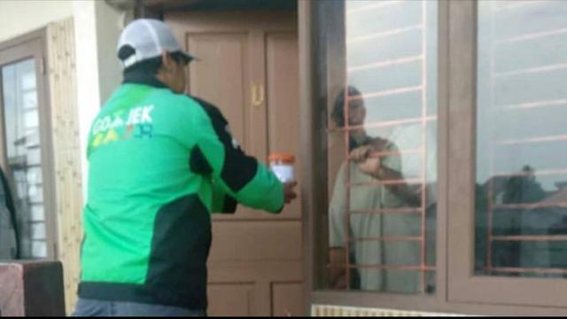 Driver tersebut mengembalikan uang Rp 200 kepada konsumen yang memberinya bintang satu