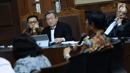 Terdakwa dugaan korupsi proyek e-KTP, Setya Novanto menyimak keterangan mantan Dirut PNRI, Isnu Edhy Wijaya pada sidang lanjutan di Pengadilan Tipikor, Jakarta, Senin (26/2). Tujuh saksi dihadirkan oleh JPU. (Liputan6.com/Helmi Fithriansyah)