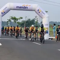 Sekitar 150 pebalap ikut Porseni Bank Mandiri 2024 untuk cabang olahraga balap sepeda pada akhir pekan kemarin, Sabtu 5 Oktober 2024 di kawasan East Gateway Boulevard Grand Wisata Bekasi, Jawa Barat. (Ist)