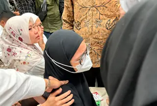 Istri eks Konsultan Teknologi Kemendikbudristek Ibrahim Syarief alias Ibam, Dwi Afrianti Fajrie atau Ririe menangis saat suaminya divonis empat tahun penjara