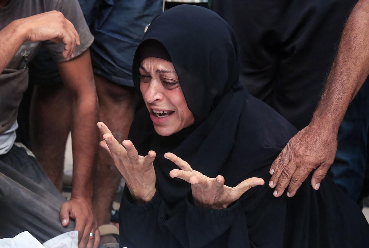 FOTO: Ratapan Pilu di Gaza, Serangan Dekat Pusat Bantuan Tewaskan Puluhan Warga Palestina